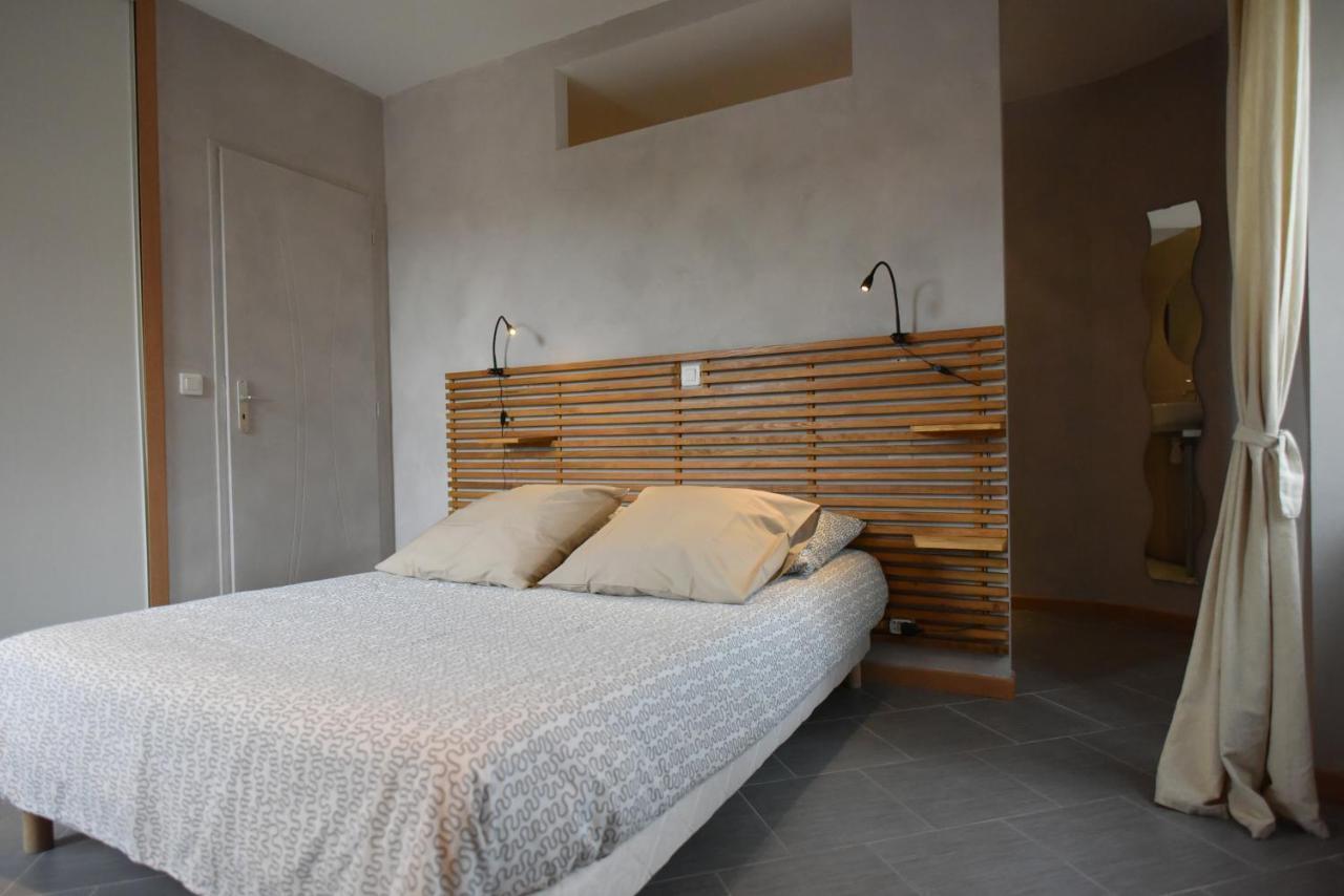 Le Chemin Des Pouzes Apartment *